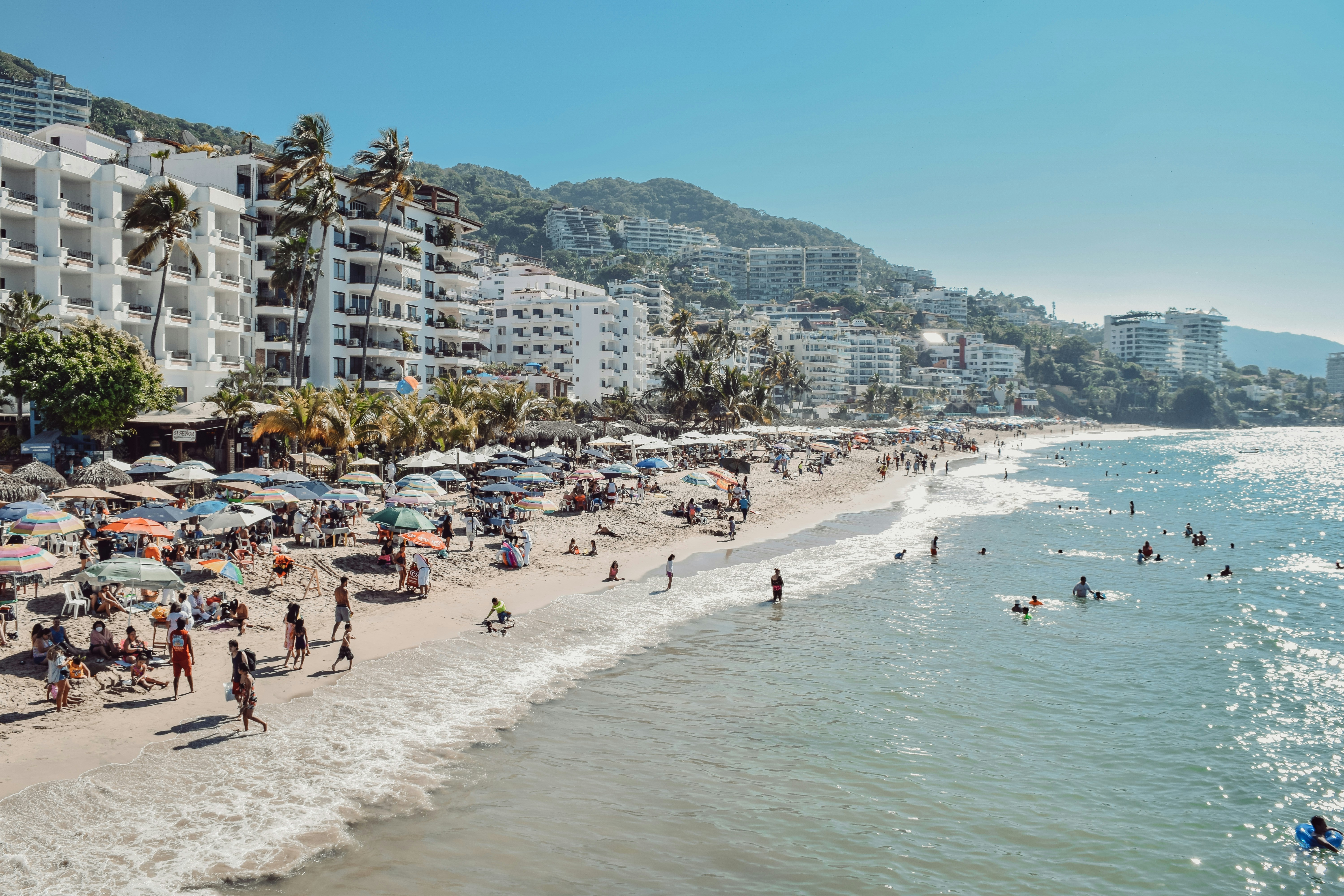 Playa concurrida en la Bahía de Banderas, Puerto Vallarta